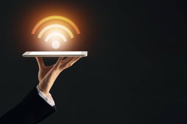 İş kadını ile tablet Pc ve Wi-Fi kutsal kişilerin resmi üstünde koyu arka plan