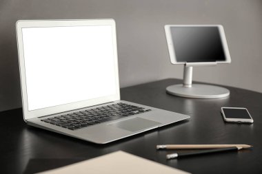 Çalışma alanı ofiste tabloda modern cihazlar ile