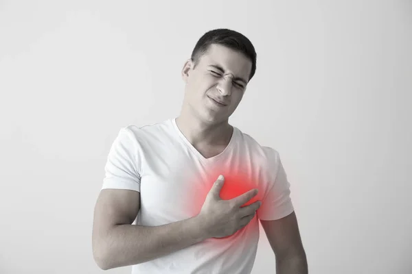 Junger Mann Erleidet Herzinfarkt Vor Hellem Hintergrund — Stockfoto