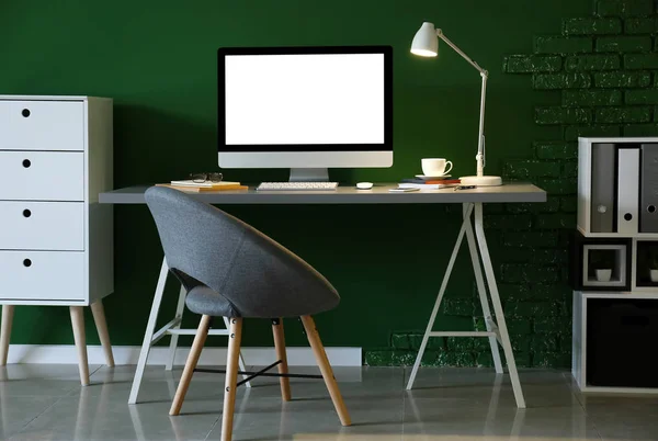Arbeitsplatz Mit Computer Auf Tisch Der Nähe Der Farbwand Büro — Stockfoto