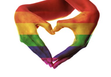 Beyaz arka plan üzerinde kalp yapma gökkuşağı bayrağı olarak eller boyalı. LGBT kavramı