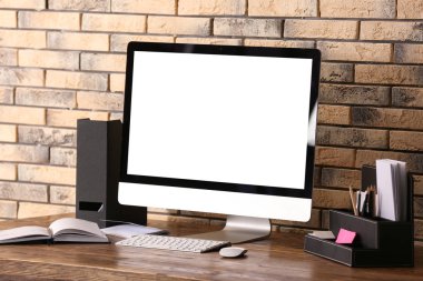 Çalışma alanı yakınındaki duvara masada bilgisayar ile