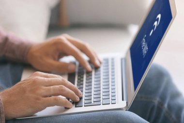 Ücretsiz Wi-Fi, closeup kullanarak dizüstü bilgisayar ile genç adam