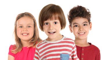 Beyaz arka plan üzerinde mutlu küçük çocuklar