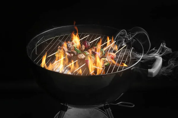 在黑暗的背景下 在烧烤烤架上烹饪美味的烤肉串 — 图库照片