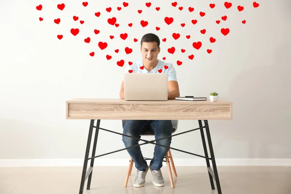 Young Man Using Laptop Online Dating Home — Stock Photo, Image