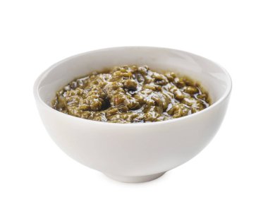 Beyaz arka plan üzerinde kase lezzetli fesleğen sos