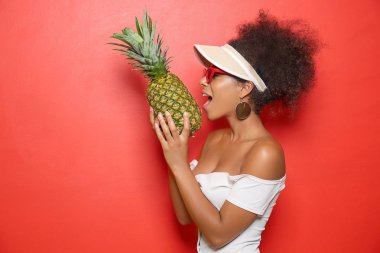 Renkli ananaslı güzel Afro-Amerikalı kadın.
