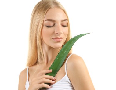 Aloe vera beyaz arka plan üzerinde olan güzel kadın