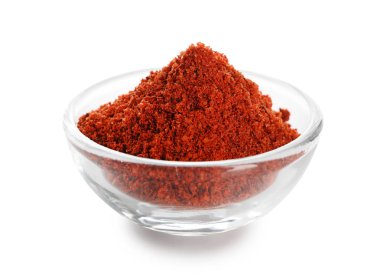 Beyaz zemin üzerine kırmızı biber tozu ile cam kase