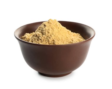 Beyaz arkaplanda zencefil tozu ile kase