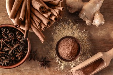 Ahşap masa üzerinde baharatlar ile düz yatıyordu kompozisyon