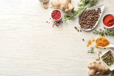 Baharat beyaz ahşap tablo ile düz yatıyordu kompozisyon