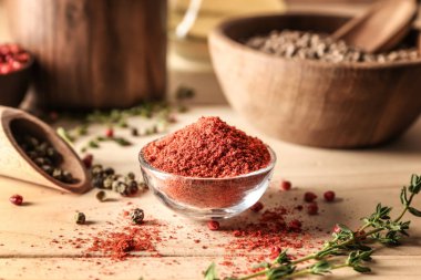 Ahşap masa üzerinde kırmızı biber ile kase