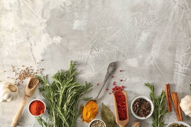 Masada baharatlar ile düz yatıyordu kompozisyon