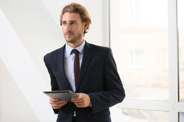 Tablet bilgisayar pencere yakınındaki ile başarılı iş adamı