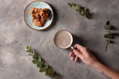 Masada, üstten görünüm tanımlama ile kahve içme kadın