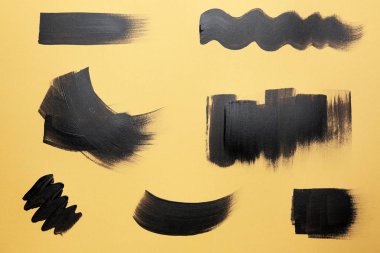 Altın arka plan üzerinde siyah boya konturları