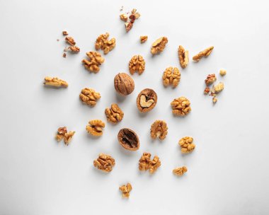 Beyaz zemin üzerine lezzetli ceviz