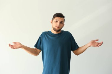 Beyaz arka plan üzerinde hata yaptıktan sonra duygusal delikanlı