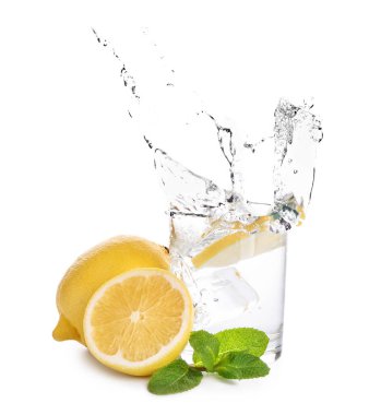 Limon ve nane beyaz zemin üzerine su