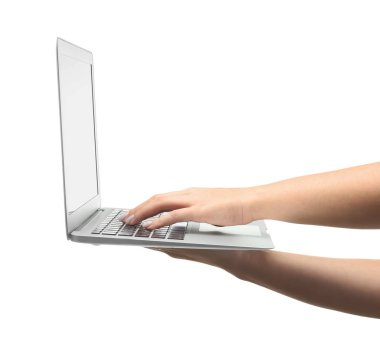 Beyaz arka plan üstünde laptop ile eller