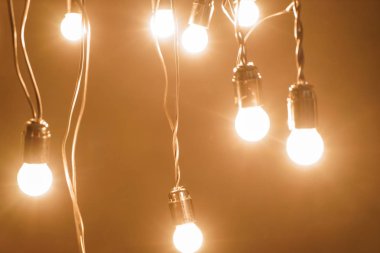 Koyu arkaplanda parlayan ampuller