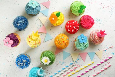 Lezzetli çörekler ve parti dekor ışık arka plan üzerinde