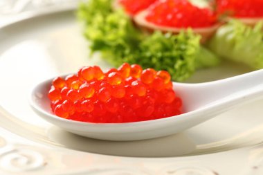 Plaka, closeup lezzetli kırmızı havyar kaşıkla