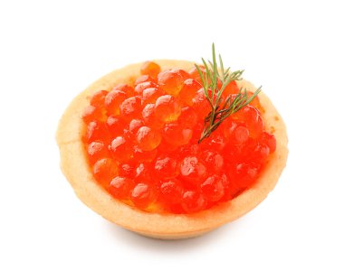 Beyaz zemin üzerine kırmızı havyar ile lezzetli kanepe