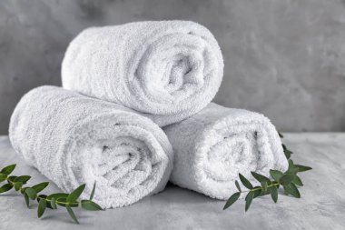 Gri masada yumuşak havlu