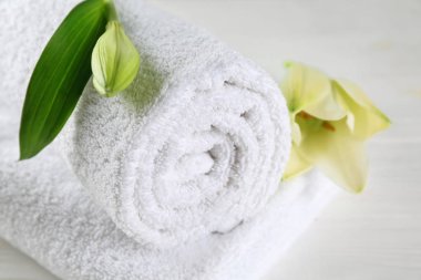 Yumuşak havlu ve çiçek masa lambası