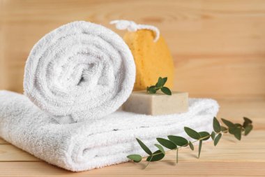 Yumuşak havlular, duş sünger ve sabun ahşap tablo