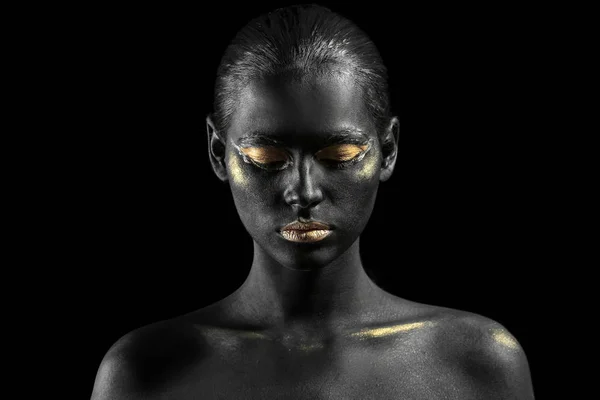 Mulher Bonita Com Tinta Preta Dourada Seu Corpo Contra Fundo — Fotografia de Stock