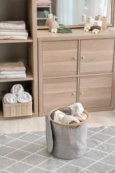 Wäschekorb Mit Schmutzigen Handtüchern Auf Dem Boden Zimmer — Stockfoto