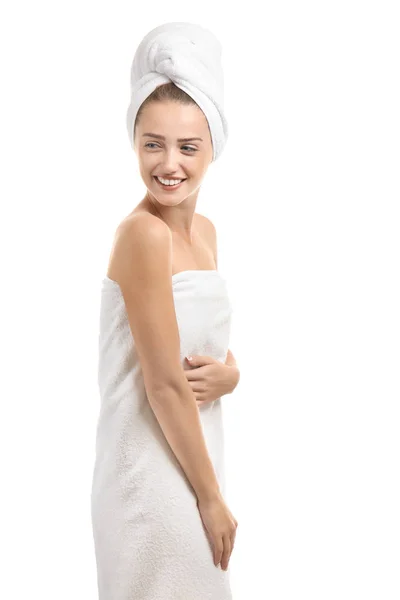 Mooie Jonge Vrouw Gewikkeld Een Handdoek Witte Achtergrond — Stockfoto