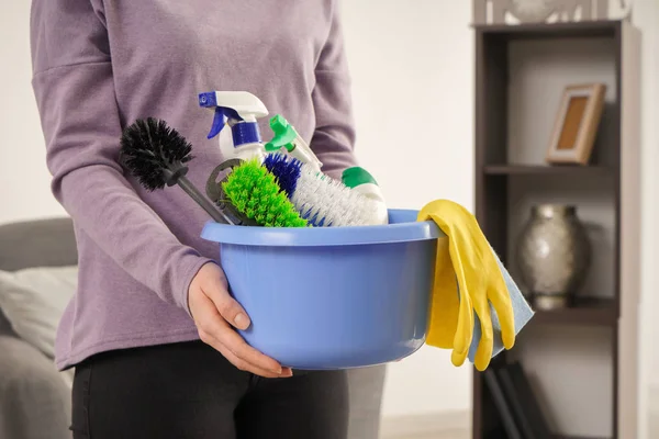 Havza Temizlemekten Tam Kadınla Evde Closeup Malzemeleri — Stok fotoğraf