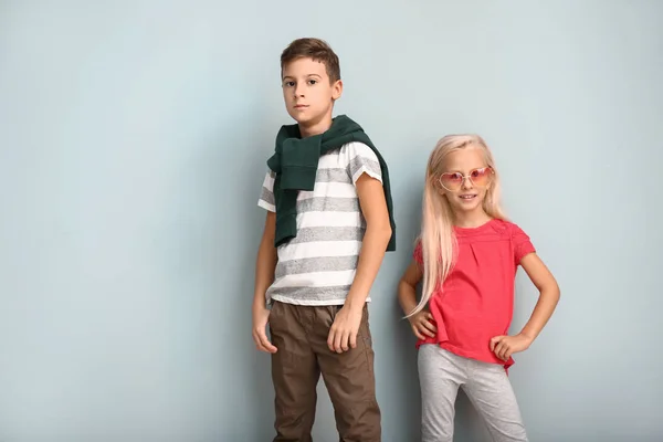 Söt Pojke Och Flicka Trendiga Kläder Färgbakgrund — Stockfoto