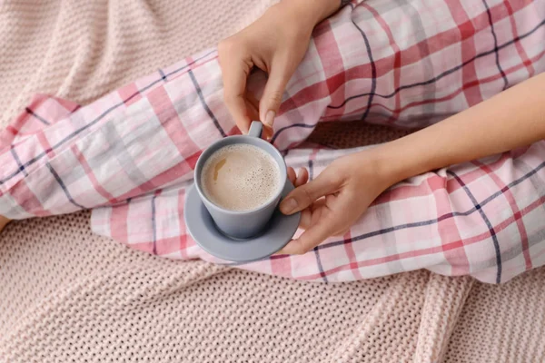 Kvinna Som Dricker Kaffe Sängen Närbild — Stockfoto