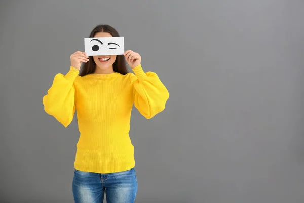 Emocionální Mladá Žena Skrývá Tvář Kus Papíru Nakreslené Očima Šedém — Stock fotografie