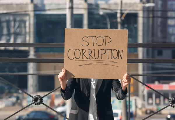 Mujer Sosteniendo Pancarta Con Texto Parar Corrupción Aire Libre —  Fotos de Stock