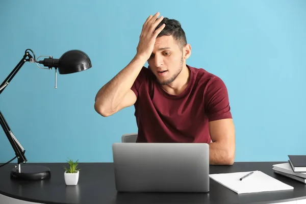 Känslomässiga Ung Man Efter Att Göra Misstag Arbete Med Laptop — Stockfoto