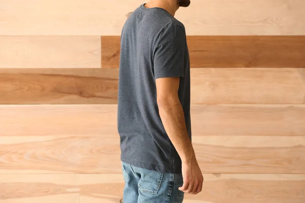 Hombre Joven Con Elegante Camiseta Sobre Fondo Madera —  Fotos de Stock