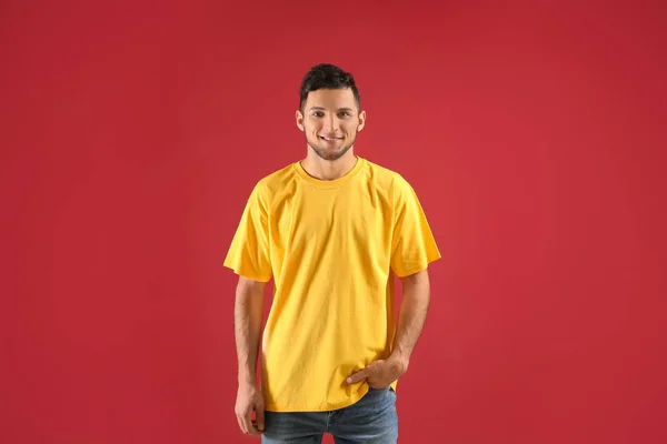 Hombre Joven Elegante Camiseta Sobre Fondo Color — Foto de Stock