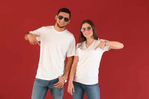 Joven Hombre Mujer Elegantes Camisetas Sobre Fondo Color — Foto de Stock