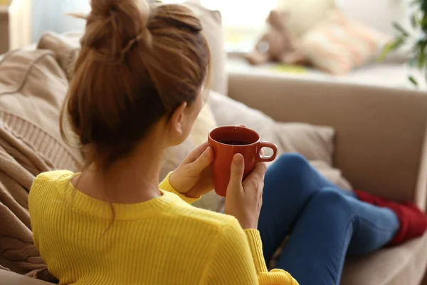 Mujer Tomando Mientras Descansa Casa — Foto de Stock