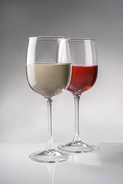 Verres Vins Rouges Blancs Chers Sur Table — Photo