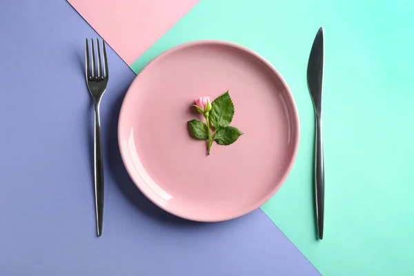 Tisch Mit Blume Auf Farbigem Hintergrund — Stockfoto