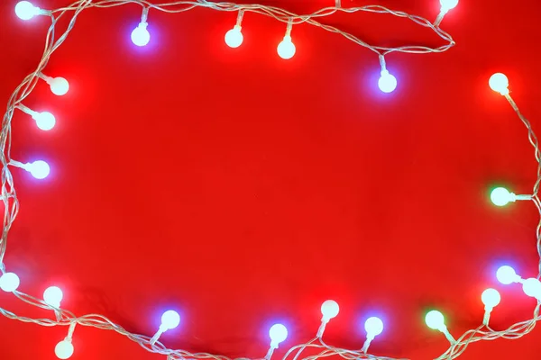 Karácsonyi Fények Piros Háttéren Felülnézet — Stock Fotó