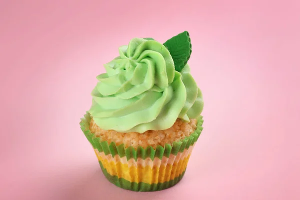 Sabroso Cupcake Sobre Fondo Color — Foto de Stock